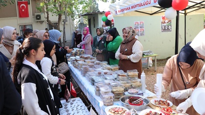 İzmir'de Gazze'ye destek için "hayır çarşısı" kuruldu