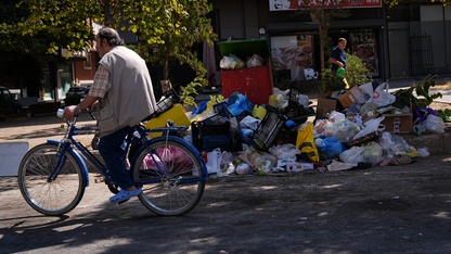 İzmir Karşıyaka'da toplanmayan çöpler tepkiye neden oluyor