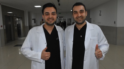 Genç doktor kardeşler aynı hastanede hastaların hizmetinde