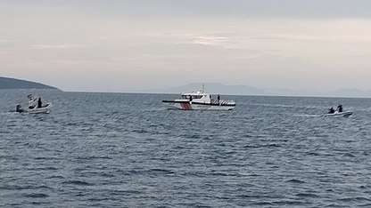 Bodrum'da kayalıklara çarpan lastik bottaki 4 kişi yaralandı