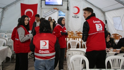 Türk Kızılayı gönüllüleri iftar çadırında görev alıyor
