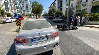 Nazilli'de otomobil ile çarpışan motosikletteki 3 kişi yaralandı