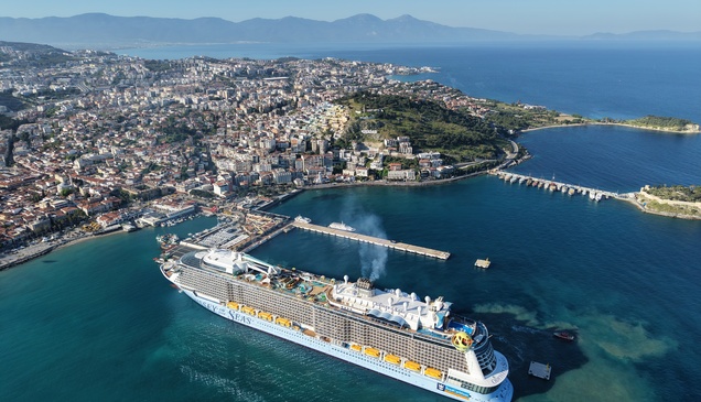 Kuşadası'na kruvaziyerle 4 bin 600 turist geldi