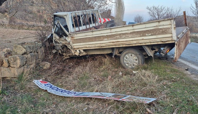 Afyonkarahisar'da kamyonetle hafif ticari aracın çarpışması sonucu bir kişi öldü 