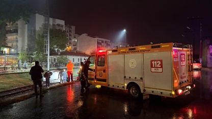 Aydın'da otomobilin tren raylarına düşmesi güvenlik kamerasında