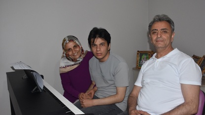 Piyano çalmayı kendi kendine öğrenen otizmli lise öğrencisinin hedefi konservatuvar