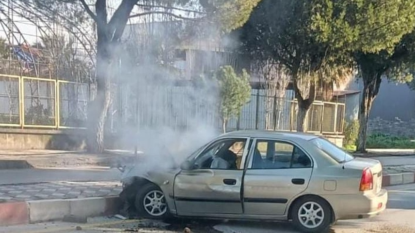 Manisa'da "dur" ihtarına uymayan otomobilin refüje çarptığı kazada 2 kişi yaralandı