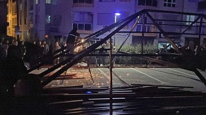 Kuşadası'nda kaçak yapıldığı iddia edilen metal konstrüksiyonun sökümüne başlandı