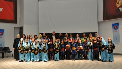 Kütahya’da mektup yazdıkları akademisyenin yönlendirdiği minik öğrenciler tiyatro oyunu sahneledi