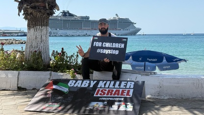 Yabancı turistlerin dikkatini İsrail'in Gazze'deki saldırılarına çekmek için tek kişilik eylem yapıyor