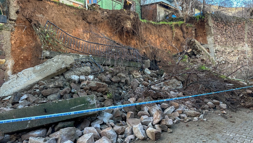 Uşak'ta toprak kayması ve istinat duvarının çökmesi sonucu 3 ev tahliye edildi