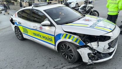 Denizli'de otomobille ekip aracının çarpıştığı kazada 1'i polis 4 kişi yaralandı