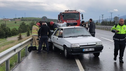 Kütahya'da 3 aracın karıştığı kazada 2 kişi yaralandı
