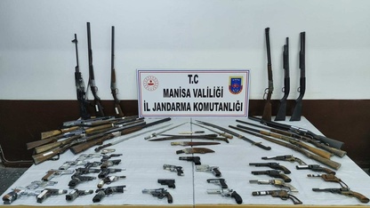 Manisa'da ruhsatsız silah operasyonunda 4 şüpheli yakalandı