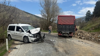 Ödemiş'te hafif ticari araç ile kamyonun çarpıştığı kazada sürücüler yaralandı