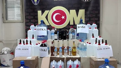 İzmir'de yılbaşı öncesi düzenlenen kaçak içki operasyonunda yakalanan 2 şüpheli tutuklandı