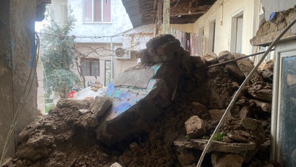 Nazilli'de yağışlardan etkilenen müstakil evin duvarı yıkıldı