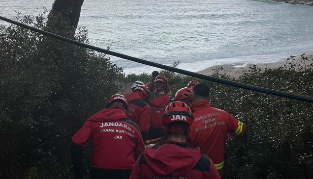 Muğla'da kayalıklardan düşen genç kurtarıldı