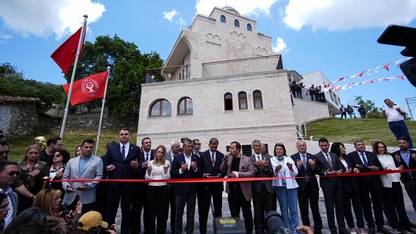 CHP Genel Başkanı Özel, İzmir'de kent bostanı ve cami açılışına katıldı: