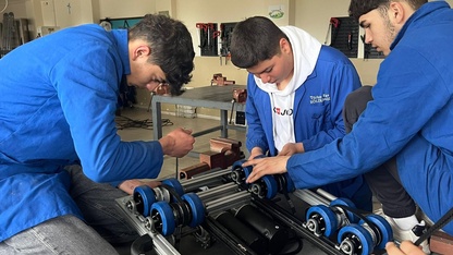  İzmir'de meslek lisesi öğrencileri becerilerini toplum yararına sergiliyor