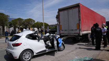 İzmir'de tıra çarpan otomobil sürücüsü öldü