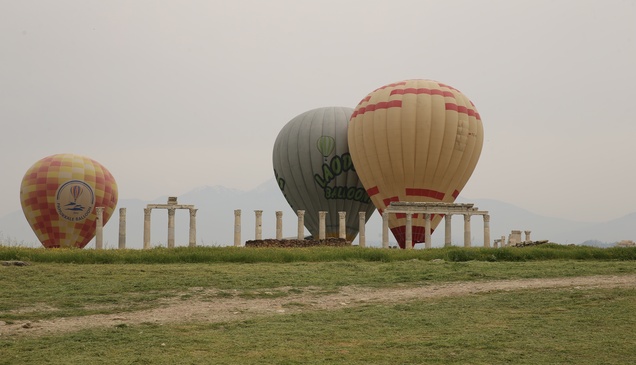Vali Köşger, Laodikya Antik Kenti'nde inceleme yaptı