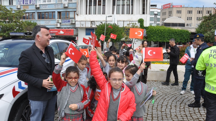 Salihli'de öğrencilere simülasyon aracıyla trafik eğitimi verildi