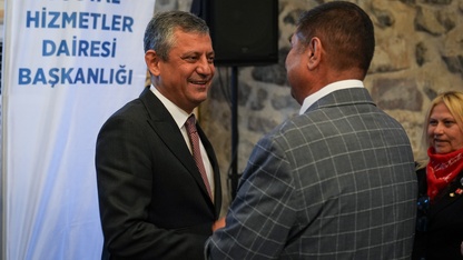 CHP Genel Başkanı Özel, İzmir'de Roman vatandaşlarla buluştu: