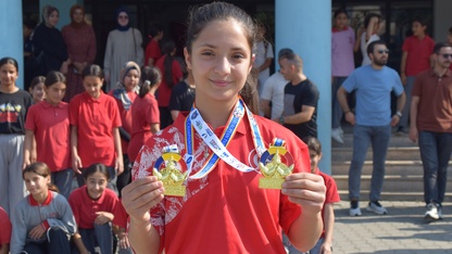 Bilek güreşinde Avrupa şampiyonu Nehir Özcan'a Manisa'daki okulunda coşkulu karşılama