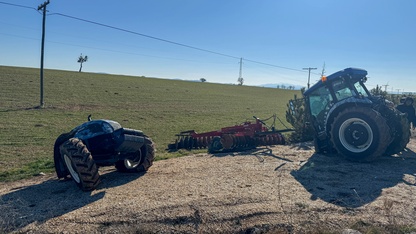 Uşak'ta panelvanla çarpışan traktör ikiye bölündü