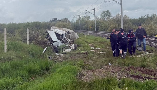 Kütahya'da trenin çarptığı kamyonetteki 1 kişi öldü, 3 kişi yaralandı