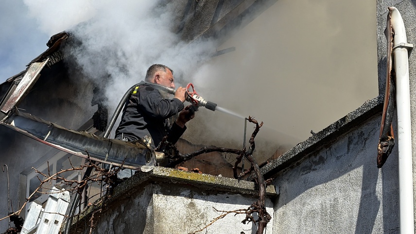 Kütahya'da yangın çıkan 2 katlı ev kullanılamaz hale geldi