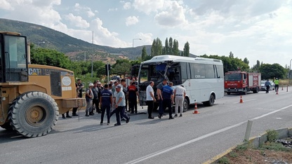 Afyonkarahisar'da otobüs ile kamyonun çarpıştığı kazada 7 kişi yaralandı
