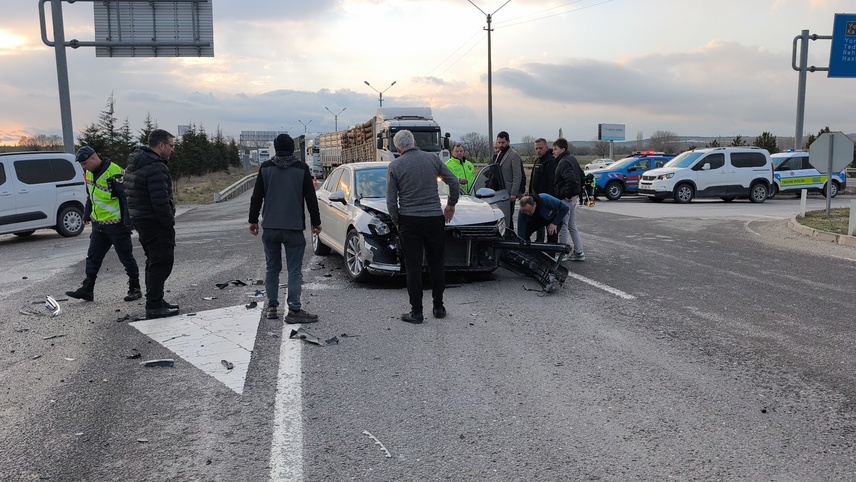 Kütahya'da iki otomobil çarpıştığı kazada 2 kişi yaralandı