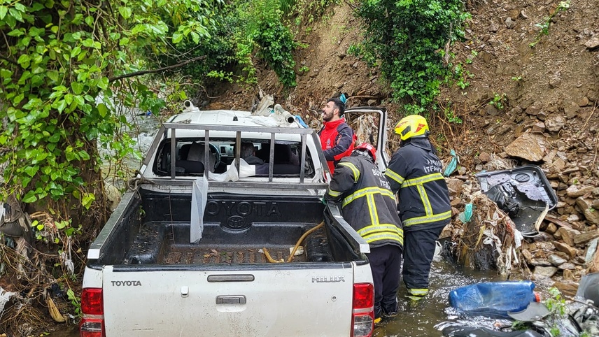 Nazilli'de dere yatağına devrilen pikaptaki 2 kişi yaralandı