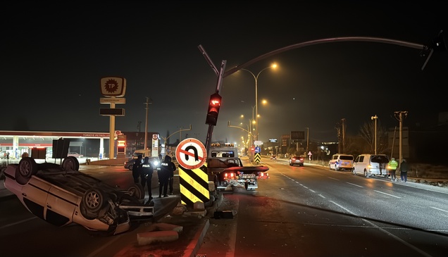 Kütahya'da trafik lambasına çarparak devrilen otomobilin sürücüsü yaralandı