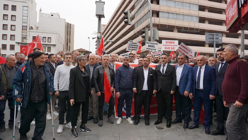 İzmir'de Kemeraltı esnafı Çankaya'daki katlı otoparkın kapatılmasını protesto etti