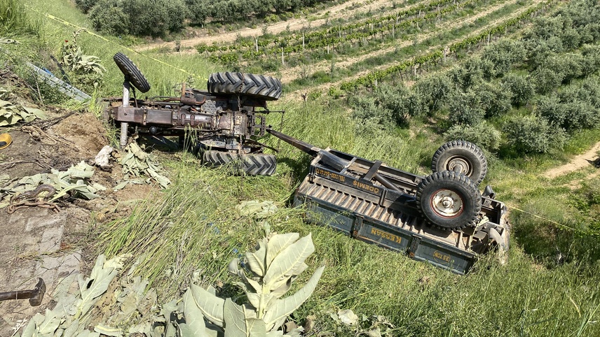 Manisa'da şarampole devrilen traktörün sürücüsü öldü