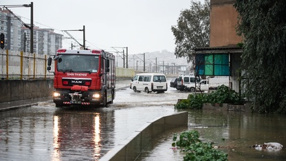 İzmir'de etkili olan sağanak yaşamı olumsuz etkiledi