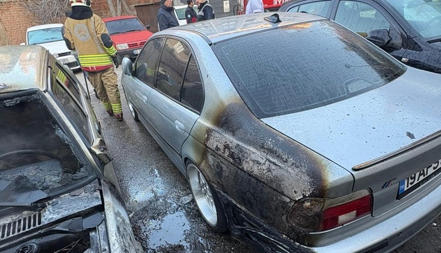 Salihli'de park halindeki 2 otomobildeki yangın söndürüldü