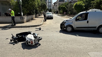 İzmir'de hafif ticari araçla çarpışan motosikletteki 2 kişi yaralandı