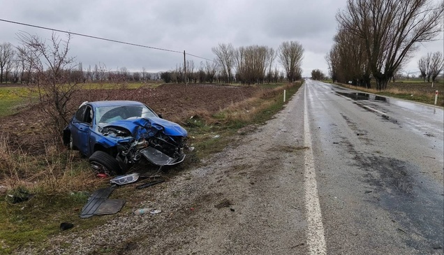 Afyonkarahisar'da ağaca çarpan otomobildeki 3 kişi yaralandı