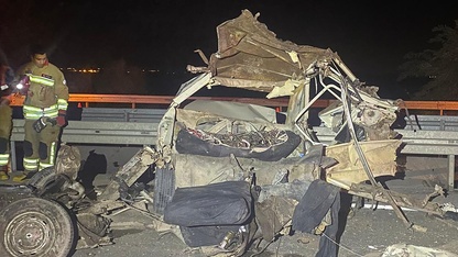 Manisa'da ters yönde seyreden otomobilin kamyonla çarpışması sonucu 2 kişi öldü