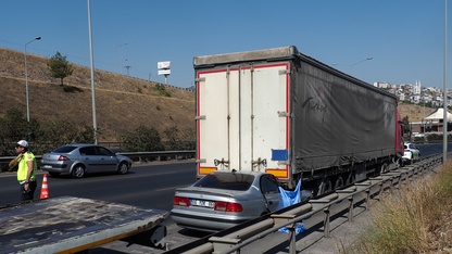 İzmir'de tıra çarpan otomobildeki 1 kişi öldü, 1 kişi yaralandı 