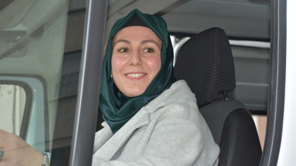 İki çocuk annesi kadın servis şoförü üç yıldır öğrencileri güvenle taşıyor