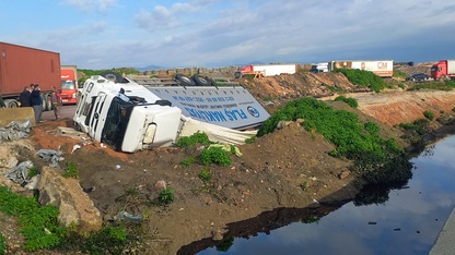 Manisa'da devrilen kamyondaki 2 kişi yaralandı
