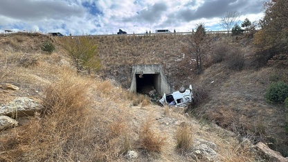 Uşak'ta menfeze devrilen otomobildeki karı koca yaralandı