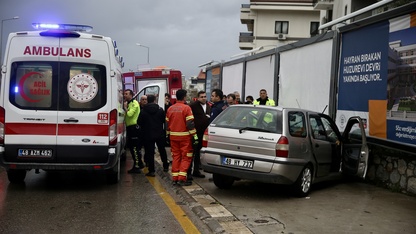 Fethiye'de duvara çarpan otomobildeki 1 kişi öldü, 2 kişi yaralandı