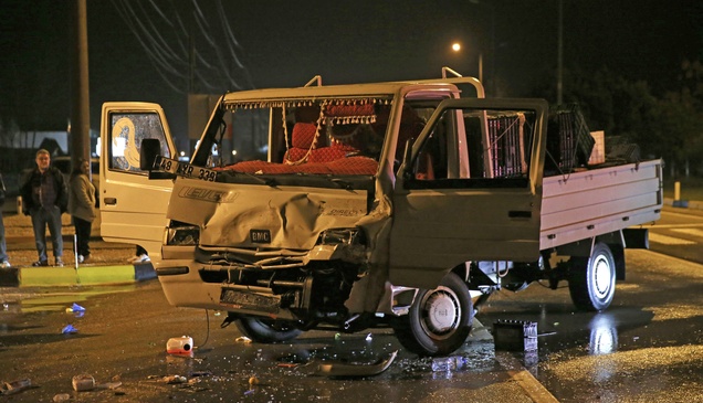 Muğla'da yakıt tankeriyle çarpışan kamyonetteki 2 kişi yaralandı