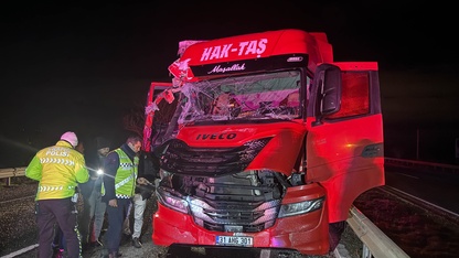 Uşak'ta iki tırın çarpıştığı kazada 1 kişi yaralandı